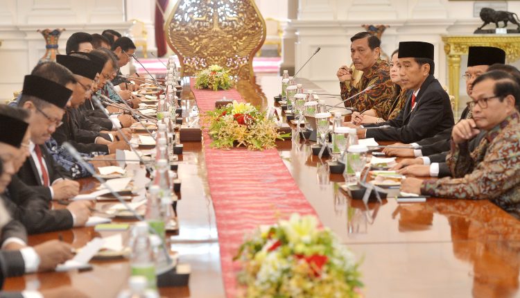 Presiden Joko WIdodo (keempat kanan) didampingi Wapres Jusuf Kalla (ketiga kanan) berdialog dengan Pimpinan Lembaga Tinggi Negara dalam pertemuan yang membahas reformasi bidang hukum di Istana Merdeka, Jakarta, Rabu (26/10).