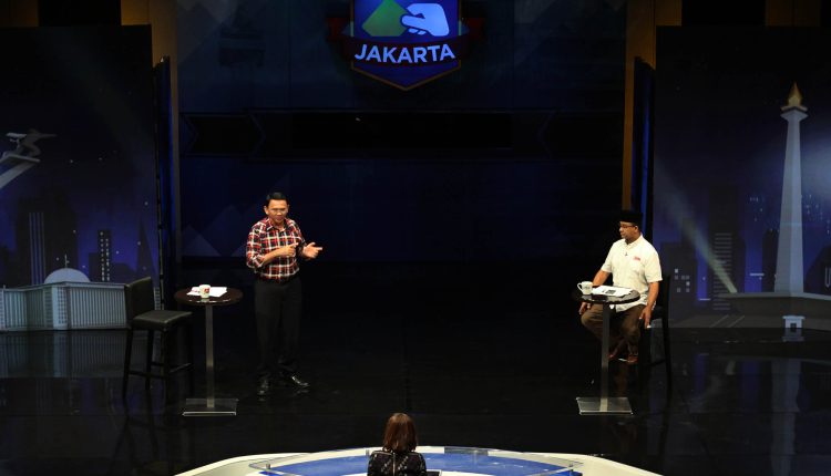 Calon Gubernur DKI Jakarta nomor urut dua dan tiga Basuki Tjahaja Purnama  (kiri) dan Anies Baswedan (kanan) menyampaikan visi, misi dan program kerja saat acara debat kandidat live event mata najwa di Studio Grand Metrotv, Jakarta, Senin (27/3)