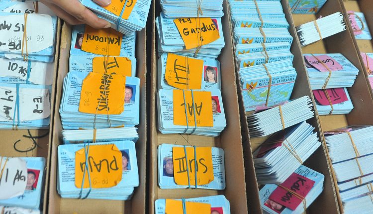 Petugas membenahi e-KTP yang baru dicetak di kantor Dinas Kependudukan dan Catatan Sipil (Disdukcapil) Kota Palembang, Sumatra Selatan, Selasa (27/9)