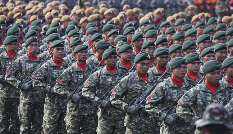 Personel TNI bersiap melakukan defile saat gladi bersih HUT TNI ke-72 di Dermaga Indah Kiat Cilegon, Banten, Selasa (3/10).