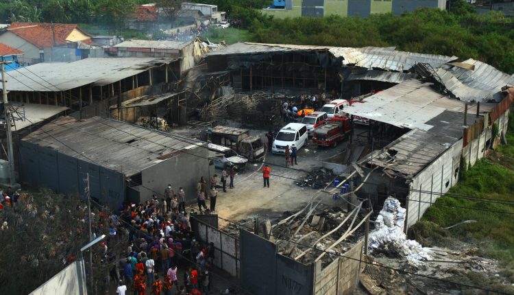 Personel Kepolisian Polda Metro Jaya mengevakuasi jenazah korban kebakaran pabrik kembang api di Kosambi, Tangerang, Banten, Kamis (26/10)