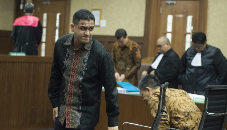 Mantan Bendahara Umum Partai Demokrat Muhammad Nazaruddin (kiri) dalam sidang lanjutan kasus korupsi e-KTP di Pengadilan Tindak Pidana Korupsi, Jakarta, Senin (20/11).