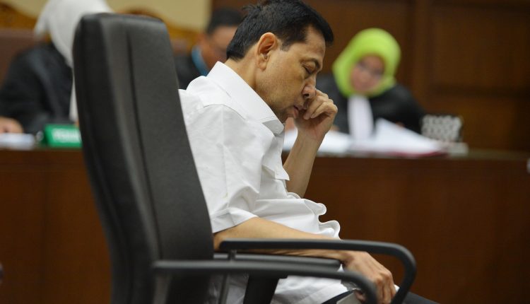 Terdakwa kasus dugaan korupsi KTP elektronik Setya Novanto mengikuti sidang perdana di gedung Pengadilan Tipikor Jakarta, Rabu (13/12).