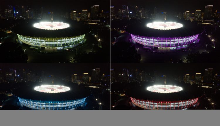 Foto kombo Stadion Utama Gelora Bung Karno (SUGBK) diterangi cahaya lampu warna warni, di Jakarta, Jumat (12/1)