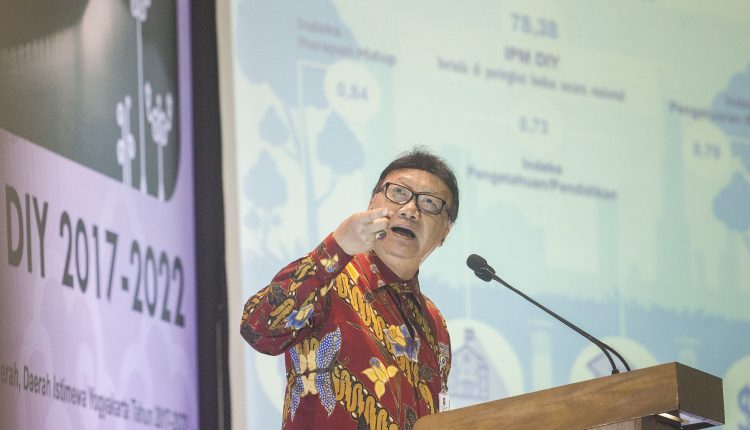 Menteri Dalam Negeri, Tjahjo Kumolo memberikan pemaparan saat membuka Musyawarah Perencanaan Pembangunan (Musrenbang) Daerah dalam Rangka Penyusunan Rencana Pembangunan Jangka Menengah Daerah (RPJMD), Daerah Istimewa Yogyakarta (DIY) Tahun 2017-2022 di Yog