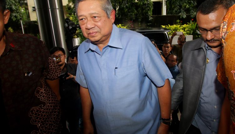 Presiden ke-6 RI Susilo Bambang Yudhoyono berjalan memasuki gedung untuk melaporkan pengacara Setya Novanto, Firman Wijaya, kepada Bareskrim Polri, Jakarta, Selasa (6/2).