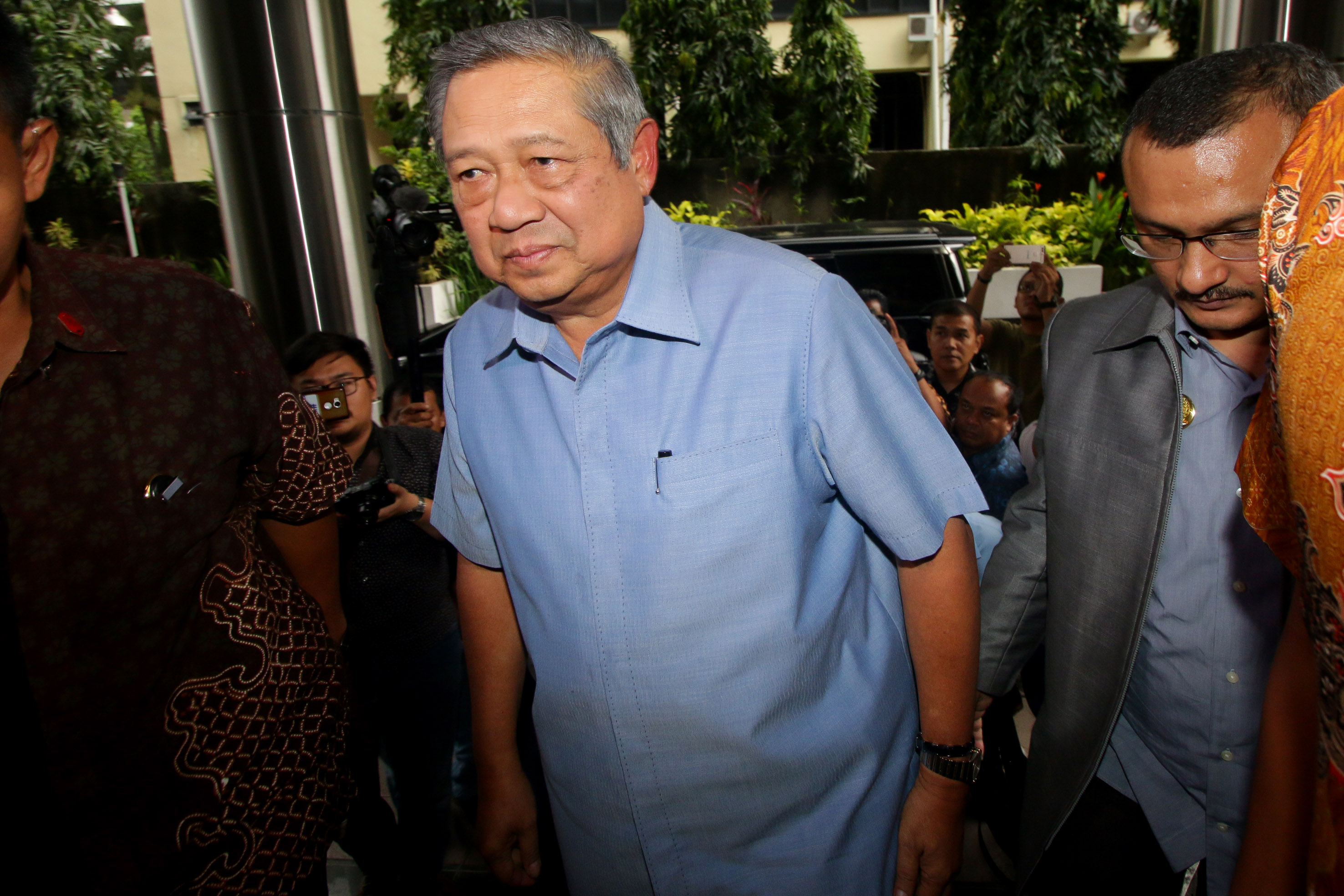 Presiden ke-6 RI Susilo Bambang Yudhoyono berjalan memasuki gedung untuk melaporkan pengacara Setya Novanto, Firman Wijaya, kepada Bareskrim Polri, Jakarta, Selasa (6/2).